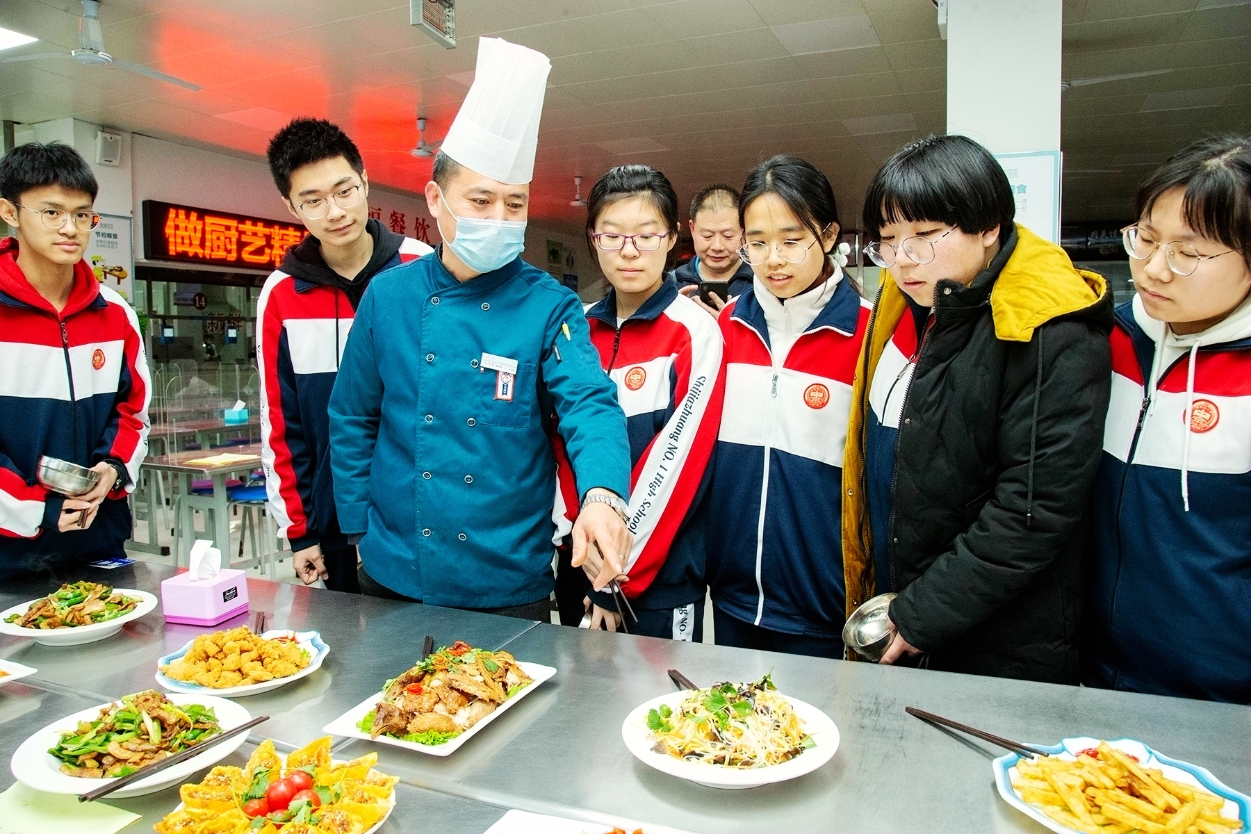 为丰富学生的课余文化生活,石家庄一中组织食堂厨师为同学们带来