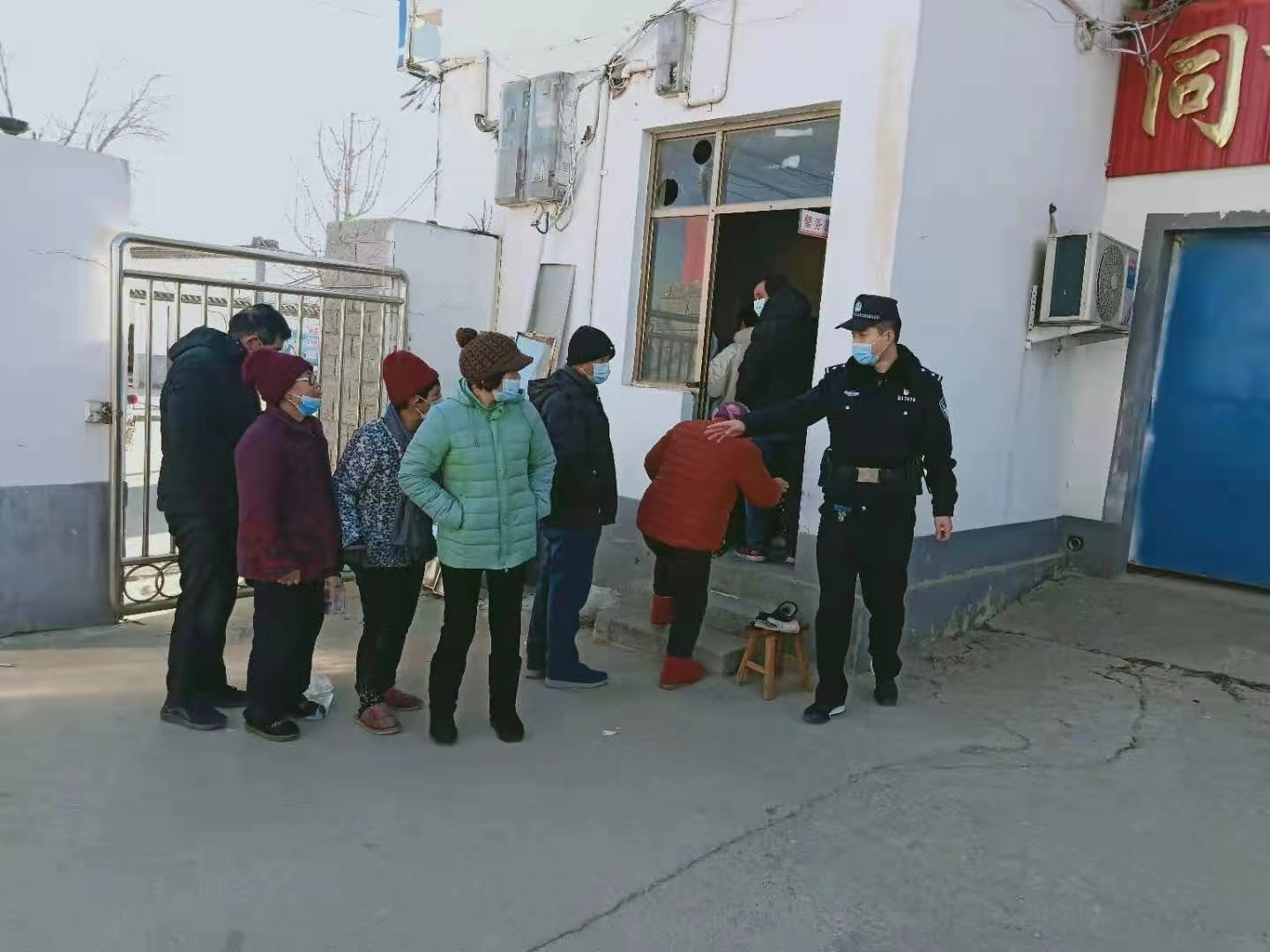 2021年1月6号三圣院院派出所李志森为同下村民做核酸检测15803217970.jpg