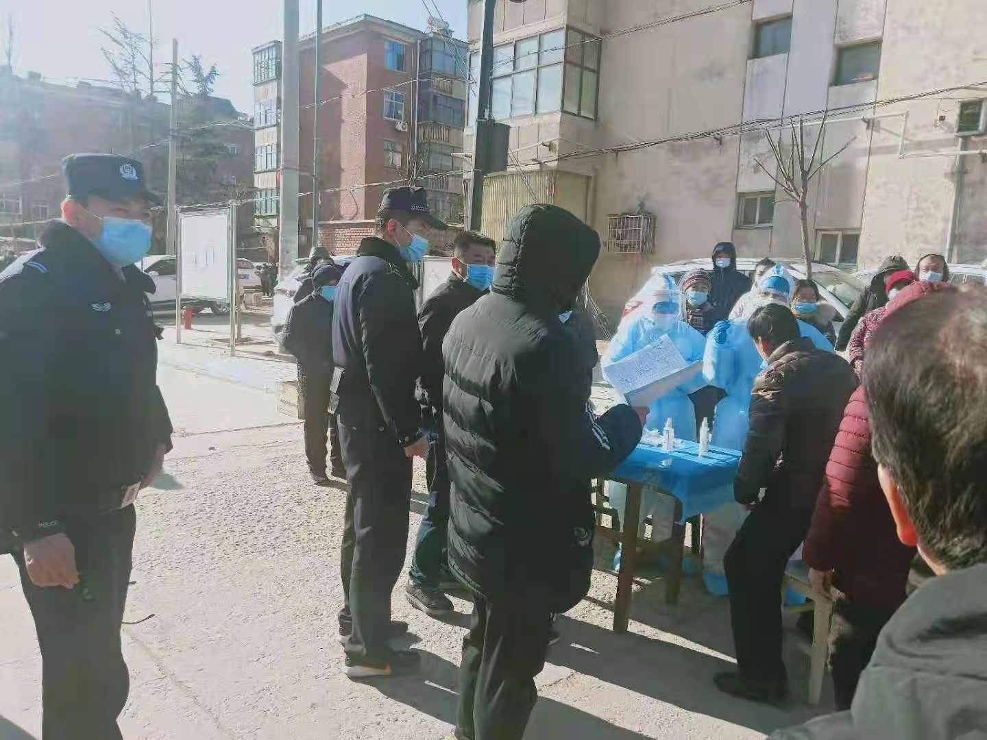 2021年1月6号三圣院院派出所李志森为一机厂居民做第次二核酸检测15803217970.jpg