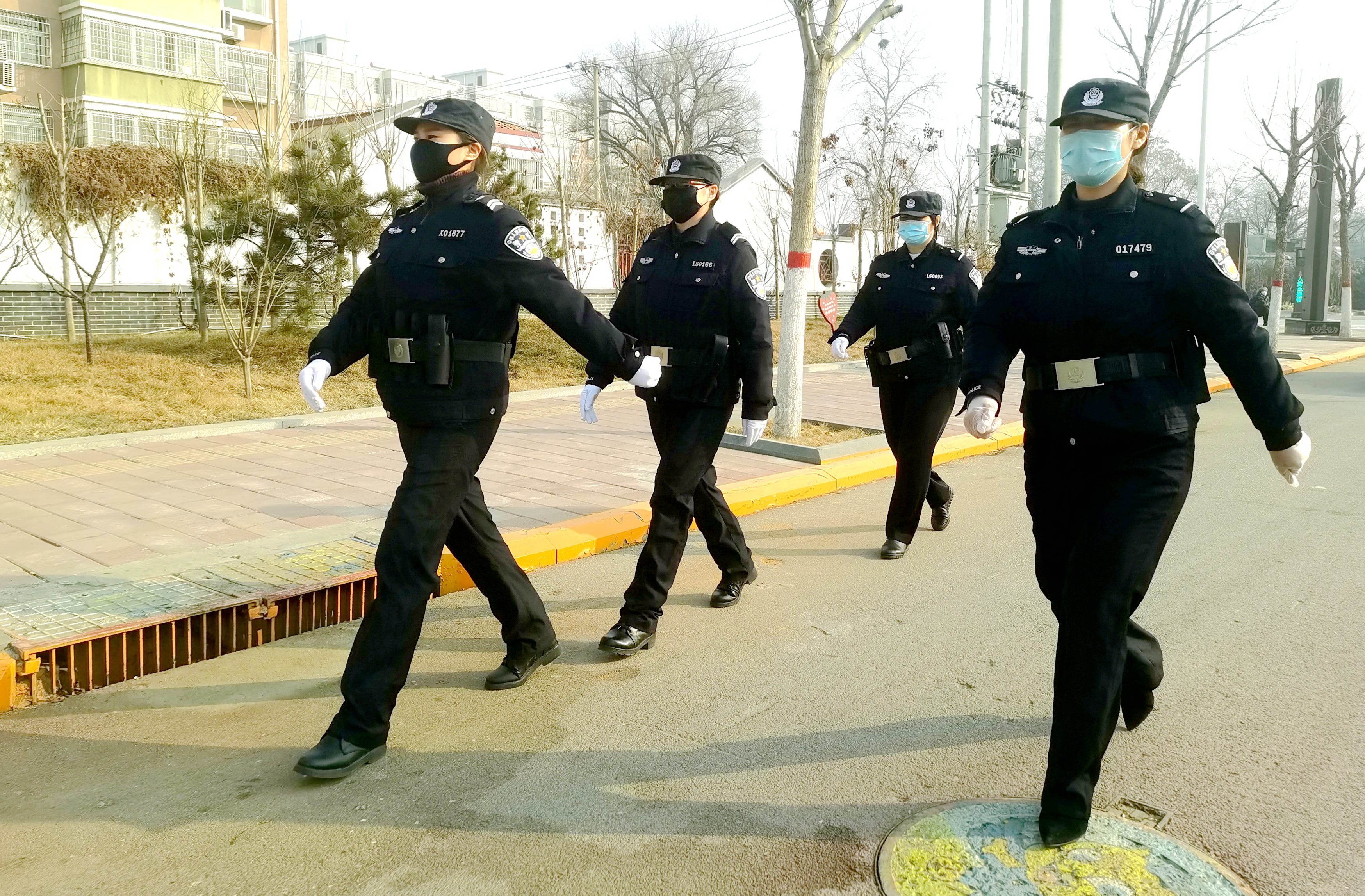 巾帼风采（疫情期间，城区分局的女辅警组织起来上街巡逻）杨佳恒摄.jpg