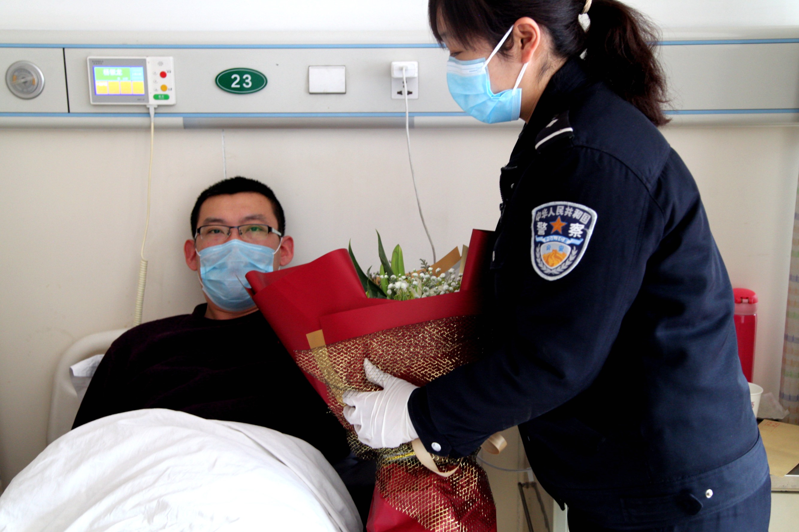 慰问（2020年春节，指挥室辅警杨银龙连续在岗位上工作，突发疾病住院，指挥室主任前往医院看望慰问）.jpg