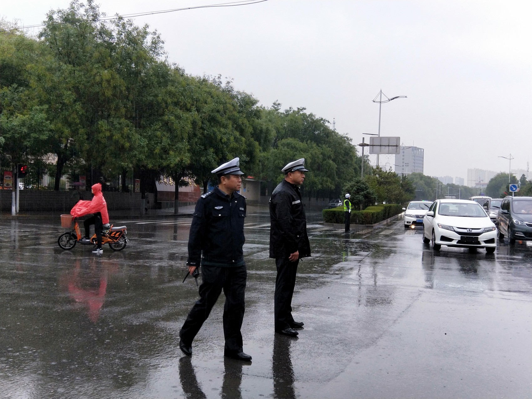 冒雨疏堵保畅  闫万清.jpg