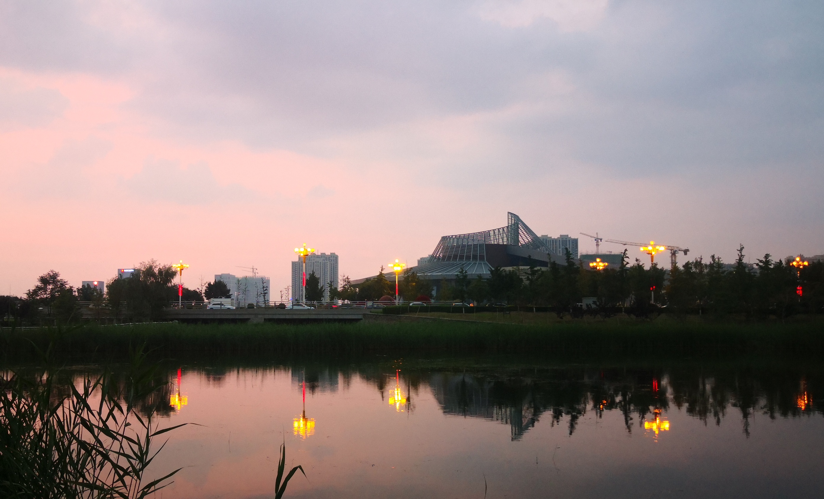 夜幕下的关汉卿大剧院.jpg