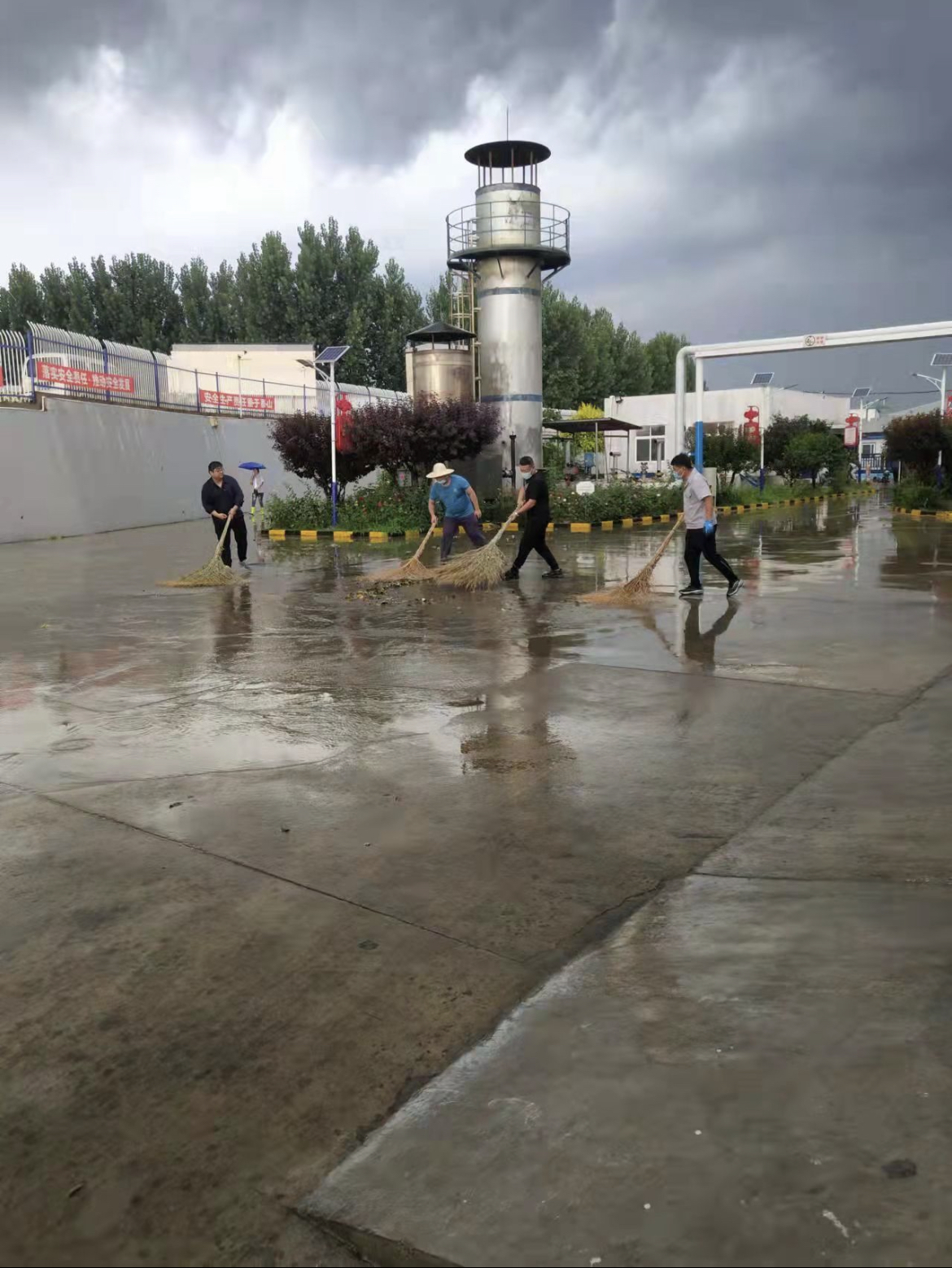 劳动摄影：暴雨后厂区清理 .jpg