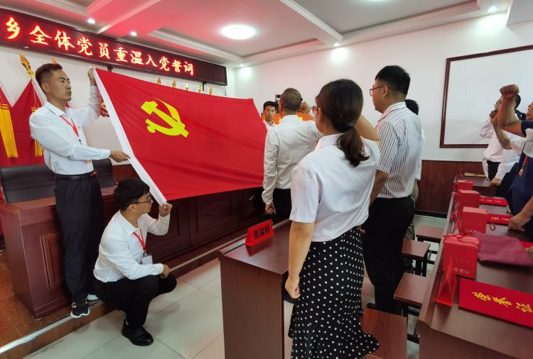 羊角乡新发展党员举行入党宣誓仪式.jpg