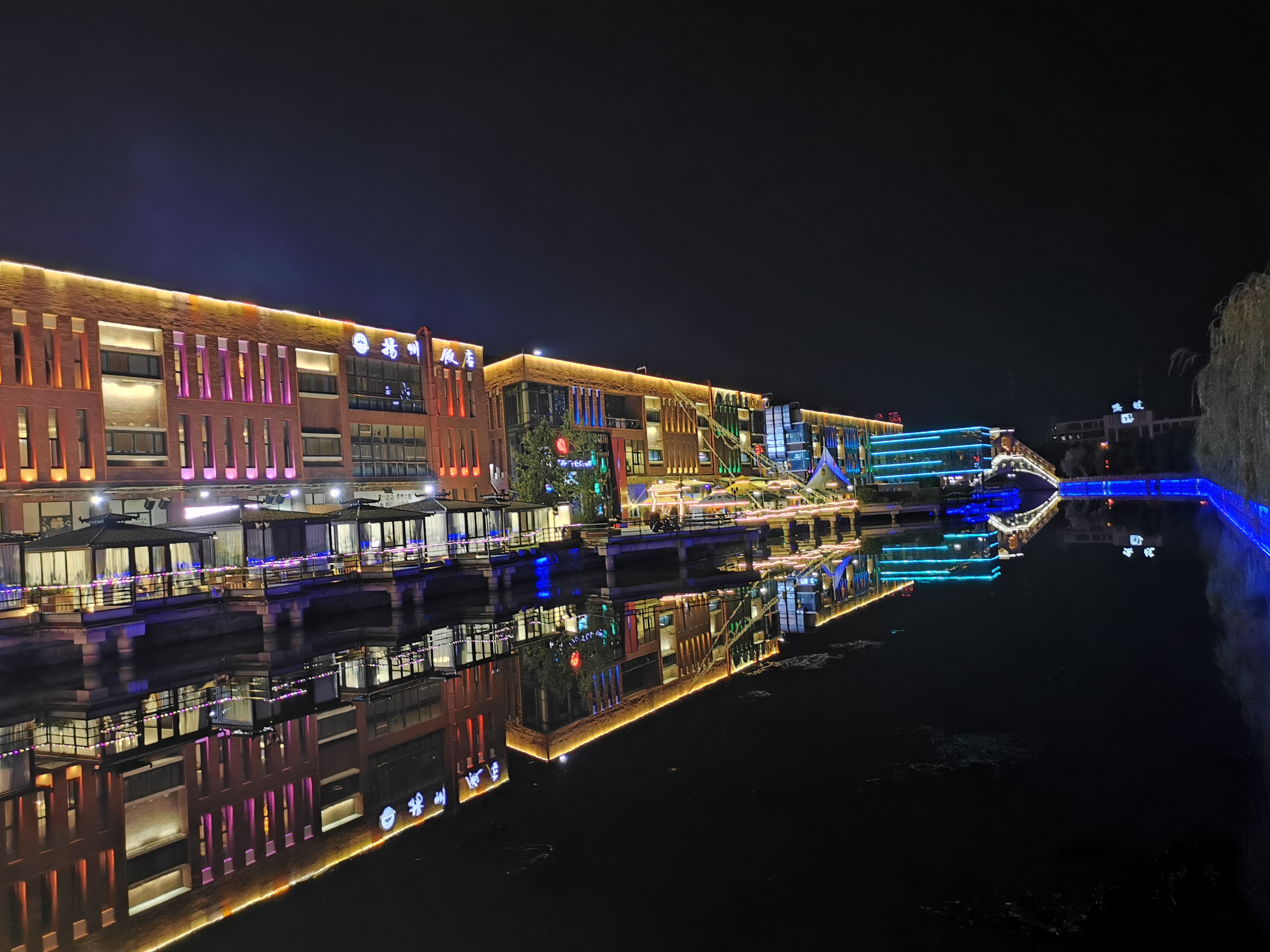 229市开分公司，宗佳宁，《霓虹倒影入星河》。.jpg