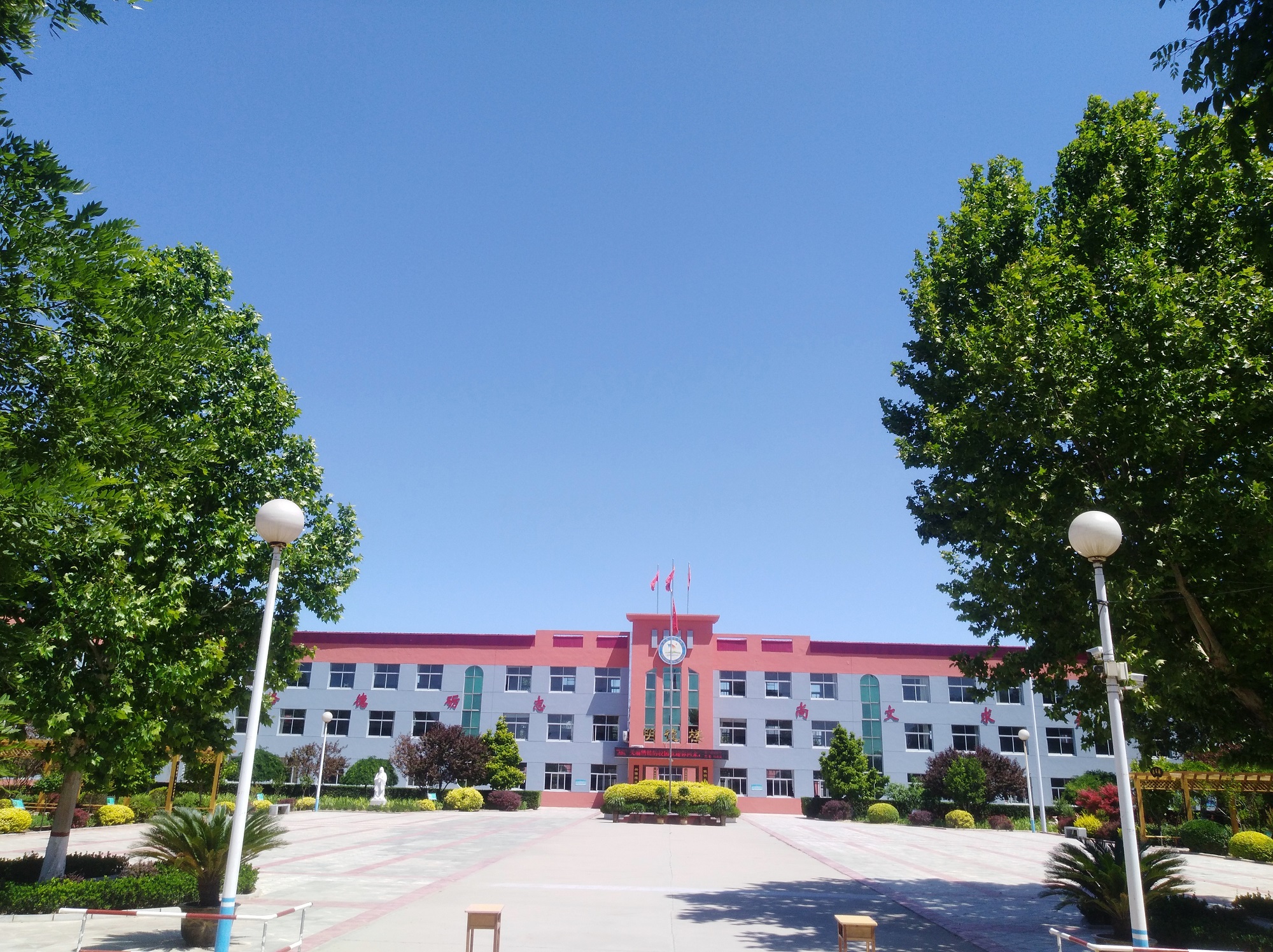 校园一隅2 （前院）安国市小营中学 刘江峰 13930290318.jpg