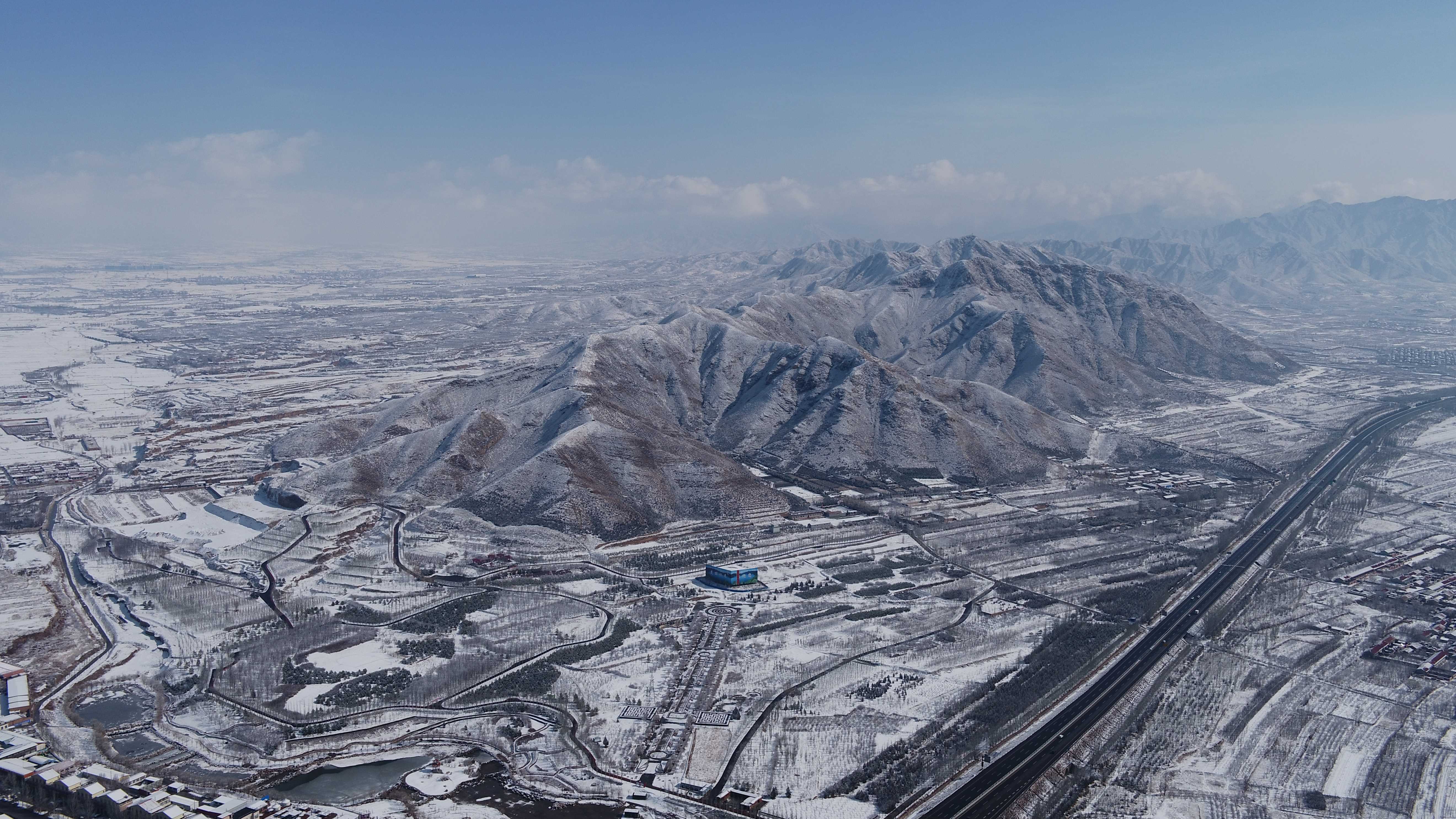 北高峰雪景图片
