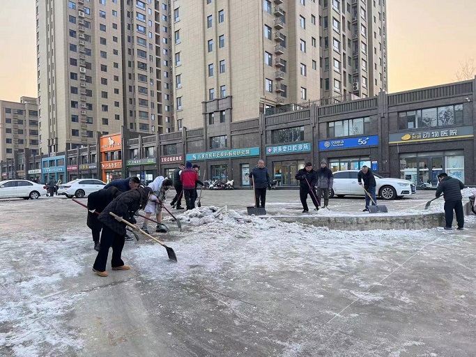 石家庄市新华区合作路街道总工会开展铲雪除冰活动照片1.jpg