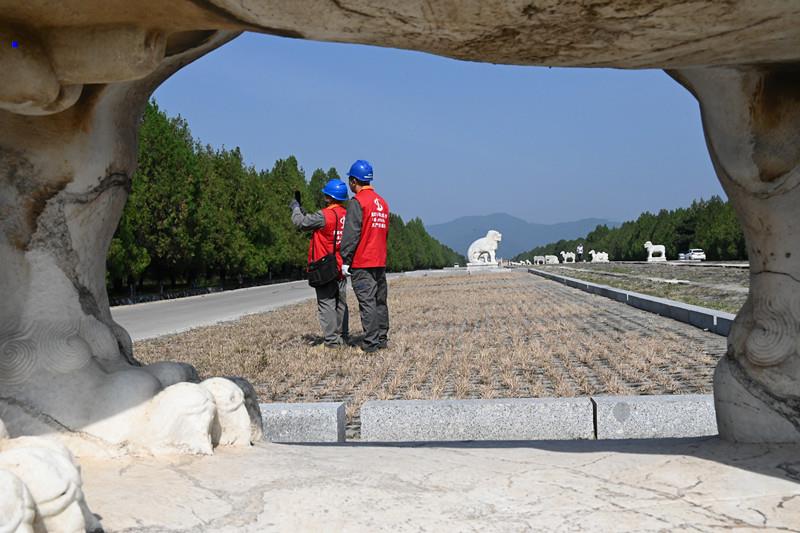 9月27日，遵化公司工作人员来到遵化市清东陵景区巡视供电线路，确保国庆期间景区内稳定供电。（郑洁%20%20摄）_副本[1].jpg