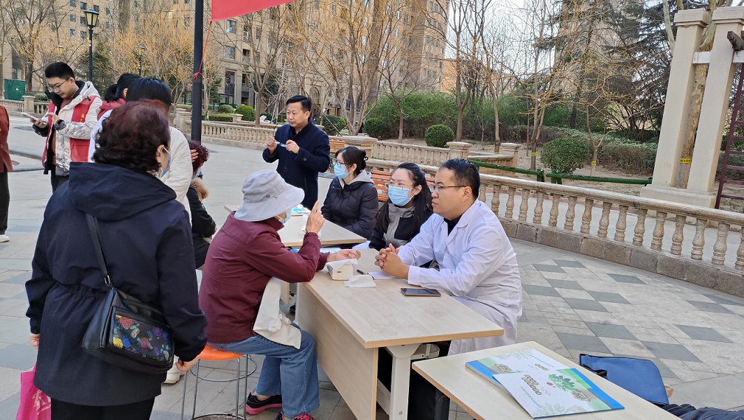 石家庄市新华区北站区工会开展“义诊进社区”志愿服务活动照片1.jpg