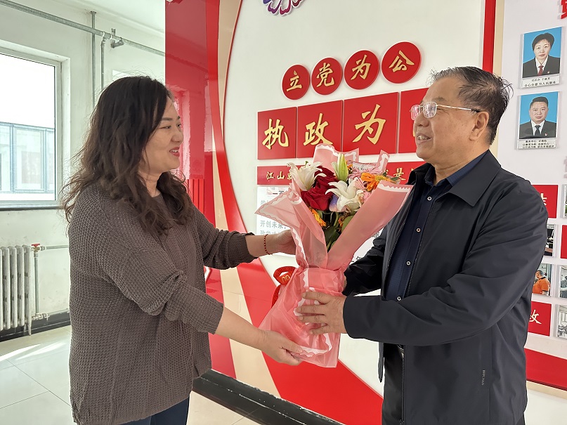 2025劳模送鲜花.jpg