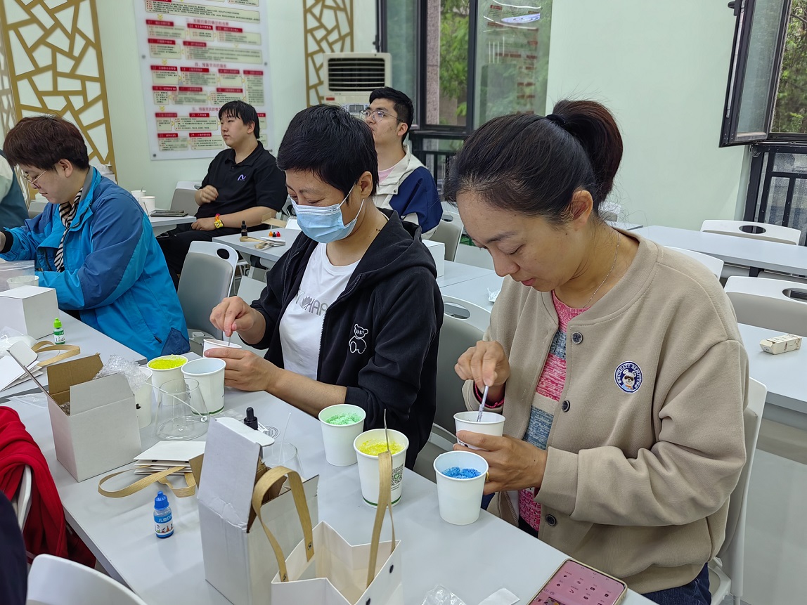 石家庄市新华区合作路街道总工会开展“靖美芳华 感恩母亲”主题活动照片1.jpg