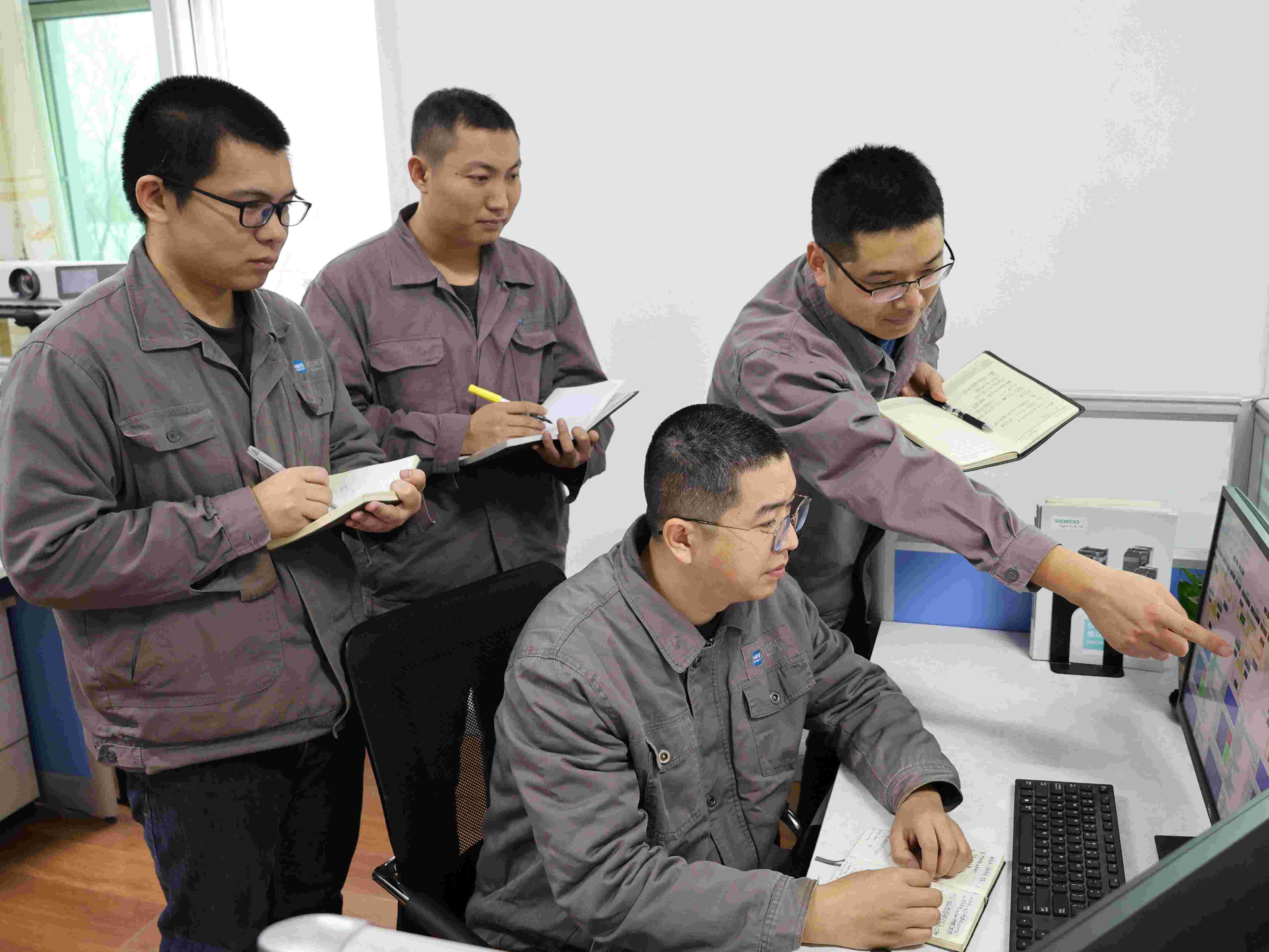 唐钢微尔自动化公司工会：“金点子”汇聚降本新动能.JPG
