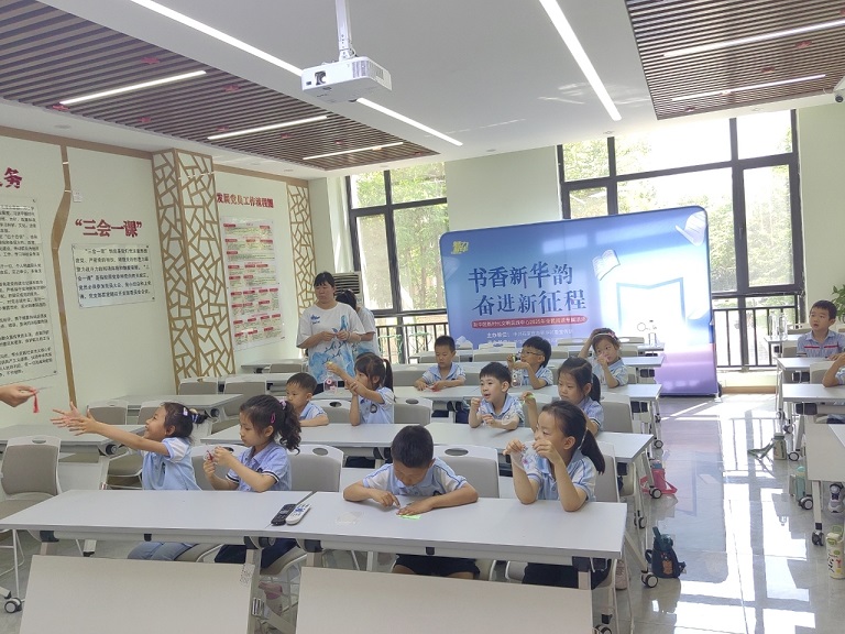 合作路街道北站社区书香新华韵 奋进新征程”2025年全民阅读主题活动照片1.jpg
