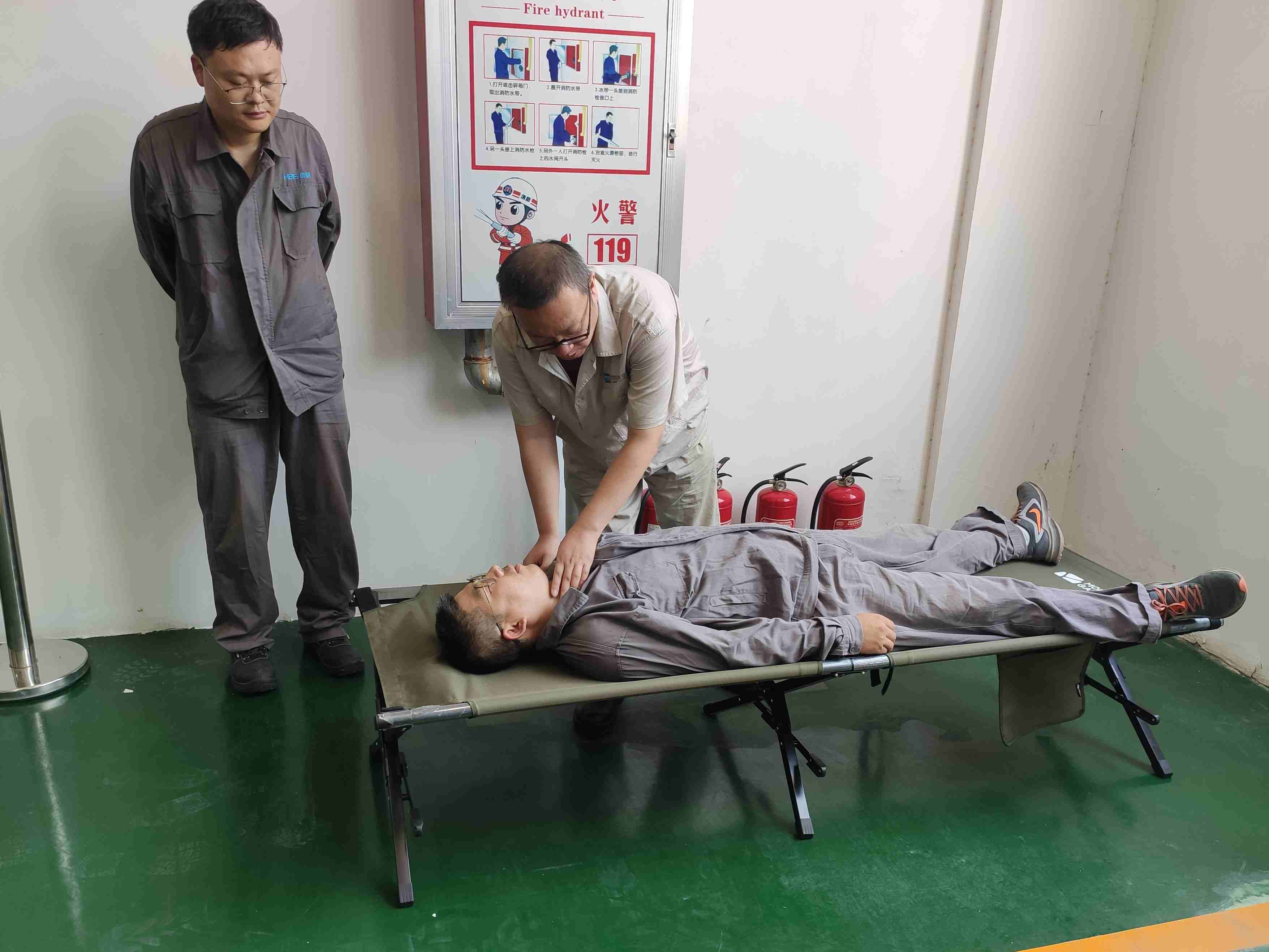 唐钢微尔自动化公司工会组织防触电应急安全演练.jpg