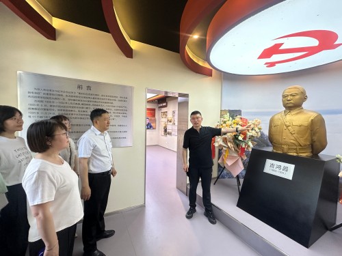 参观1.jpg