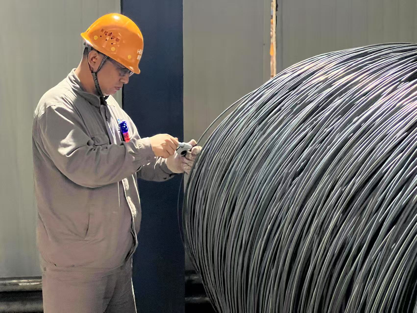 高温下坚守岗位 严守质量防线.jpg