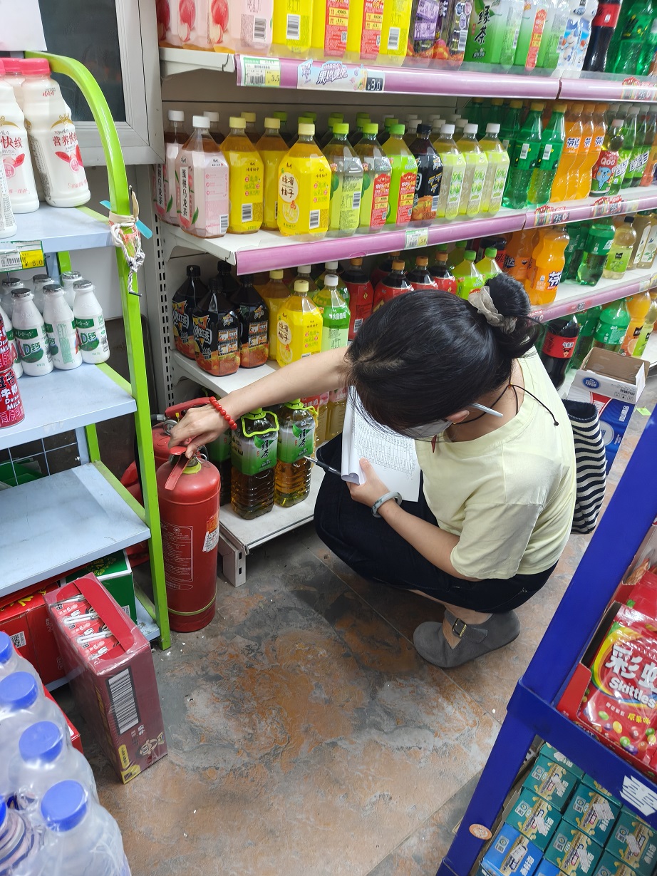 9.2苑西街社区检查辖区商铺安全隐患.jpg